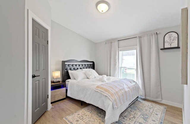 5 mins to Grand Park, 15 mins to Ruoff, pet-friendly, peaceful environment!