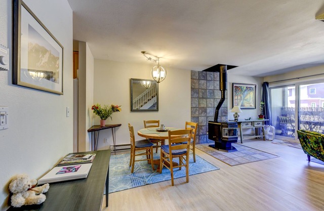 5 mins to Pearl Street Mall and 1 min walk to gorgeous trails!