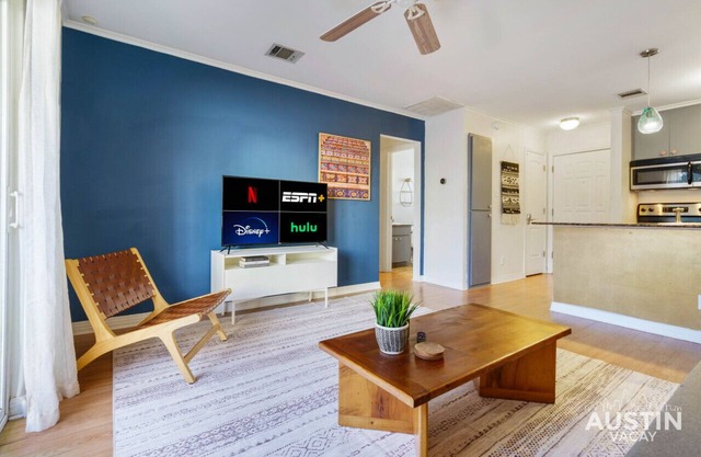 5 Mins to Zilker Park Chic Apt Pool and Pet Friendly
