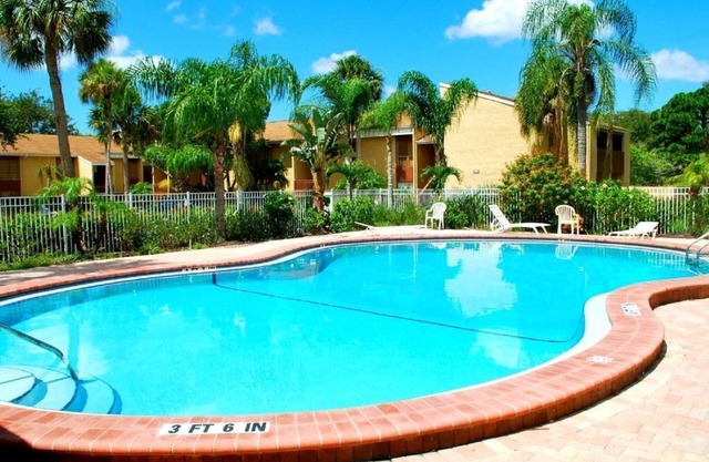 5 minutes drive to nr Siesta Key 1/1 Large condo. The pool heated