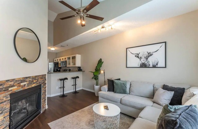 5 minutes from DAL Airport! Renovated 2 Bed 2 Bath Condo with Pool