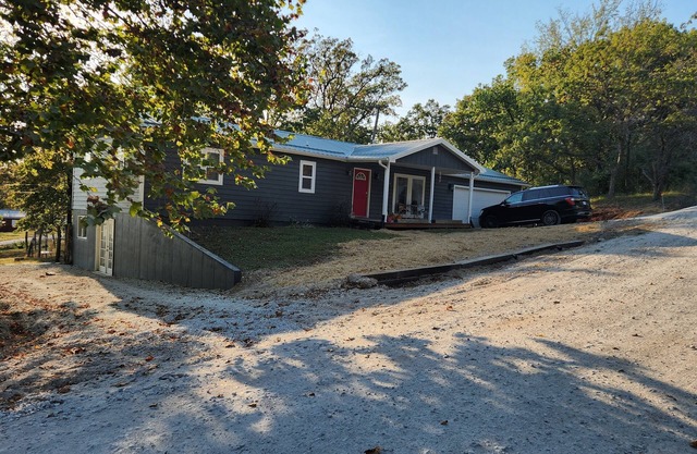 5 minutes from Downtown Warsaw! Remodeled Home W/Game Room, Deck & Fenced Yard.