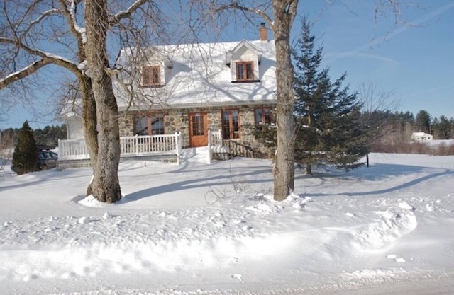 5 minutes to Sutton! Family-sized house with a stunning view of Mont Sutton
