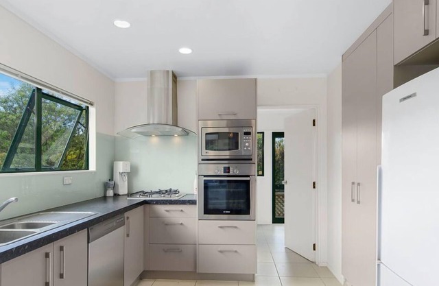 5 Minutes Walk to Matakana Village, 5 Minute Drive to Omaha Beach