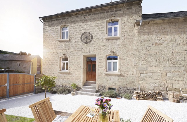 5 star ambience to feel good with sauna, woodburning stove and beautiful courtyard.