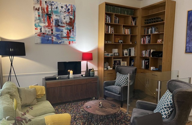 5 STAR - CENTRAL LONDON; QUIET STREET CLOSE TO OXFORD CIRCUS.