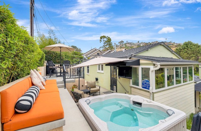5 star-cottage with amazing deck&hot tub in town! Walk everywhere-no car needed