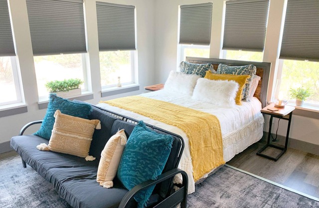 * 5 Star Hill Country Views Apartment