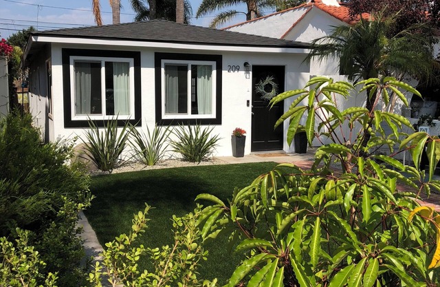 5-Star Huntington Beach Cottage