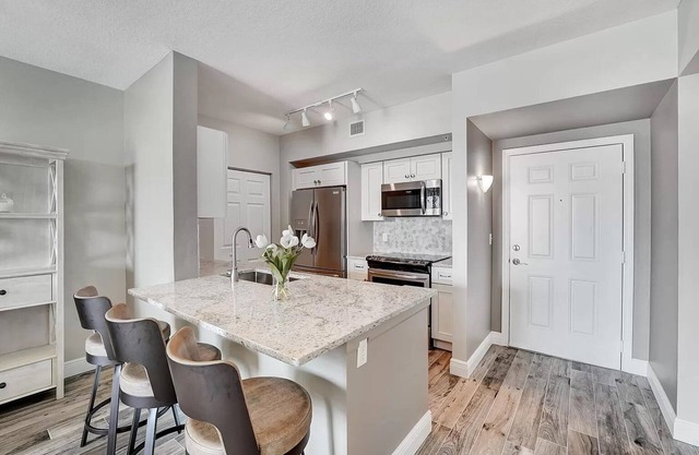 5-star luxury 2bd/2bth 11th floor condo steps from intracoastal