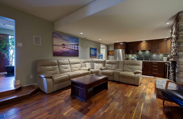 5-star Okanagan Winter Getaway Pet Friendly, Steam, Sauna, Fireplace, Ski Hills