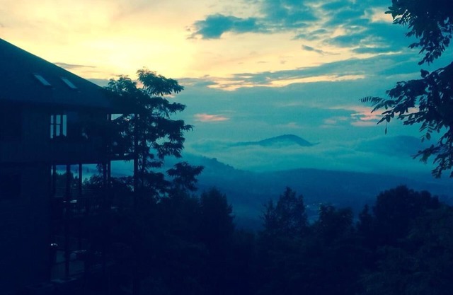 5 STARS! VIEWS! Long Range Views! Luxury but Rustic Mountain Home! @ 2700 ft!