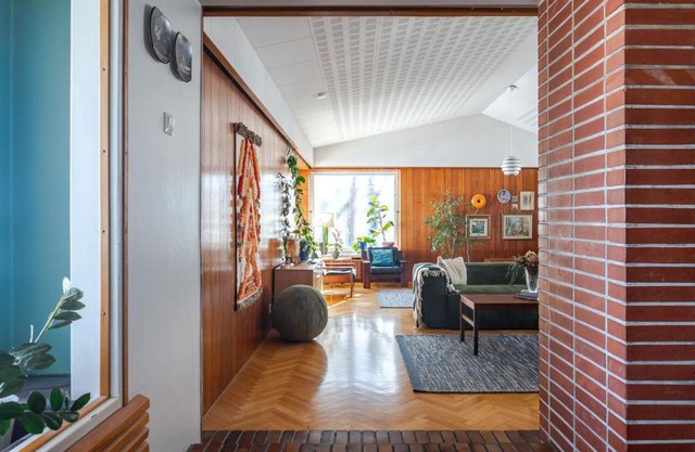 50's Charm by the Lake with Sauna, Free Parking, 5 Bedrooms