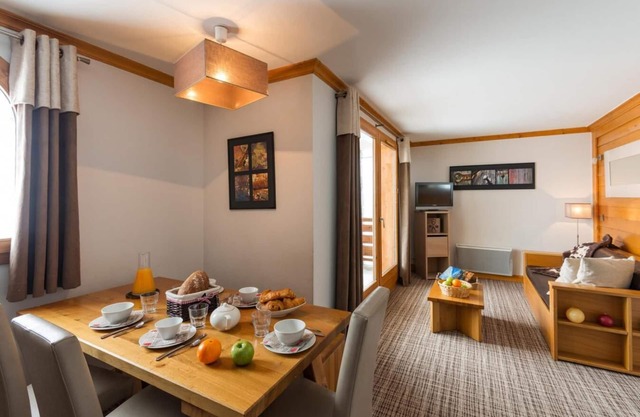 50m from ski slopes, swimming pool, sauna, hammam, terrace, balcony, tv, ski locker, 42m²