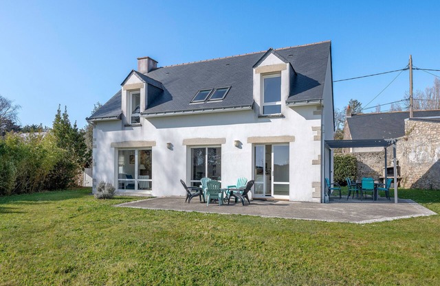 50m from the beach, house with garden for 10