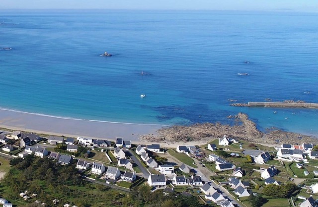 50m from the beach, Large house 2 living rooms, 4 CHB, Sauna, garden, PLOUESCAT