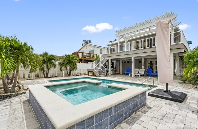 5550 Palmetto Paradise: 3BR w/Gulf Views, Heated Pool