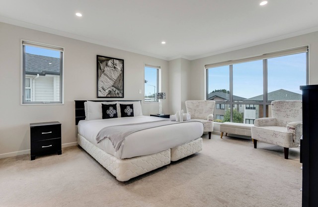 5BDR FlatBush Mansion - Central Aircon, Fast WiFi, Pool Table, Netflix and More!