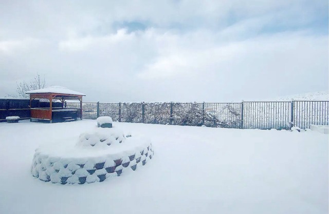 5BDR winter getaway with amazing views. Only 30 miles to ski resorts