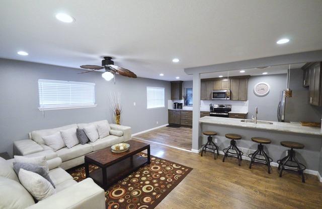 5bdrms; 6King beds, 2kitchens, 2lvrms; Near Shops & Dining; 1block to Starbucks!