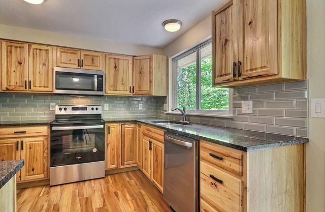 5BR 2BA Entire Home 2 Blocks Away From Golf Course