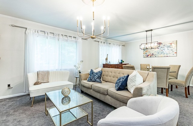 5br golden beauty close to North Hills!