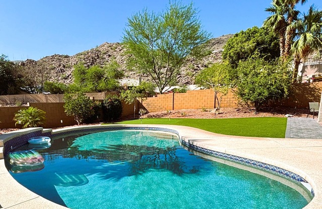 5BR, Heated Pool, 4 KING Beds, Mtn Views, Game Room, Golf, Self Check In, BBQ