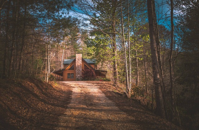 5br Log Cabin: Hot Tub, Game Room, Yard, Firepit! Near Fontana, Bryson, and NOC