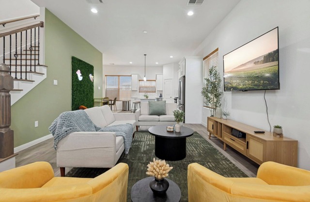 5BR Modern Home ~ NRG & Sleeps 12 W/TVs in all Rooms