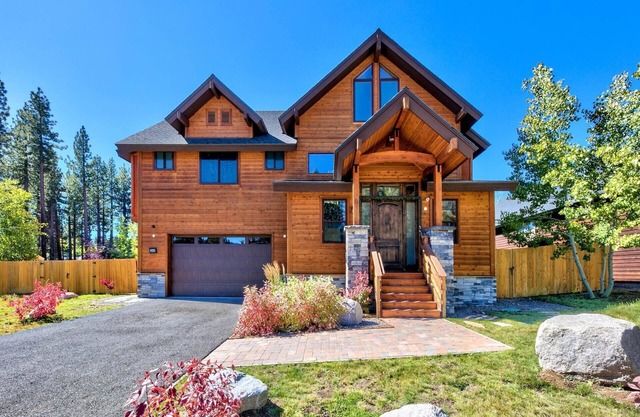 5Br Mountain Home, Hot Tub, Walk-to-Trails, 9 Beds, Game Room, Dog Friendly and Fully Fenced