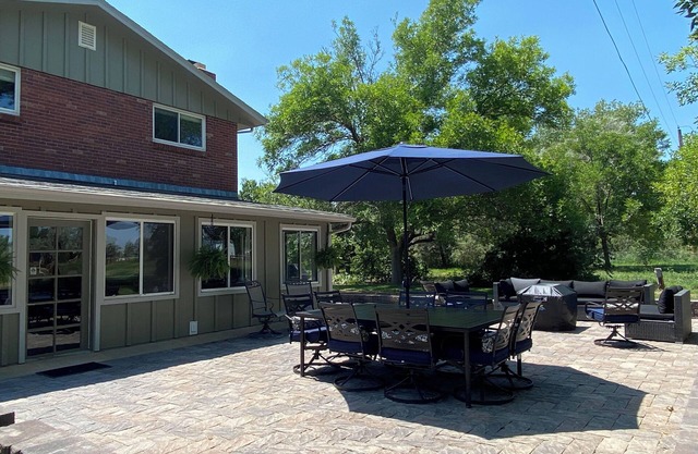 5BR Peaceful Farmhouse on 2+ acres - Private hot tub & cozy firepit