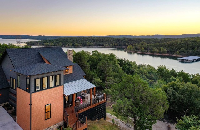 5Star MajesticRetreat, TableRock Lake Branson Chalet, Walk2Lake,FirePits,HotTub
