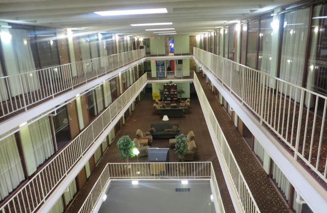 5th Avenue Inn & Suites