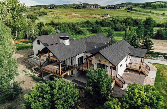 6/7 Ski house, IKON, Snowbasin, Powder mtn, Hot Tub, sleeps up to 21