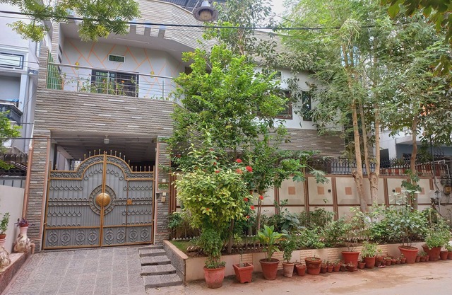 6 - 8 Guests 3 Bedrooms 3 Beds 4 Baths.