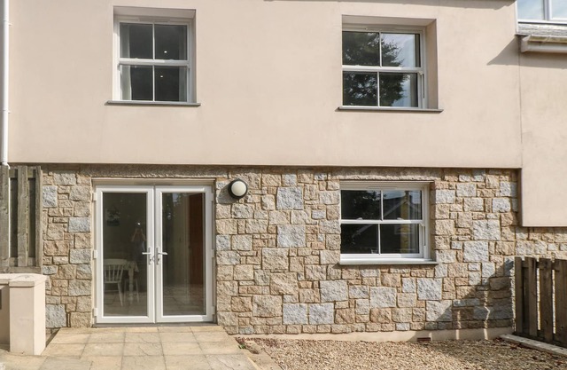 6 ANTRON HILL, family friendly, with a garden in Mabe