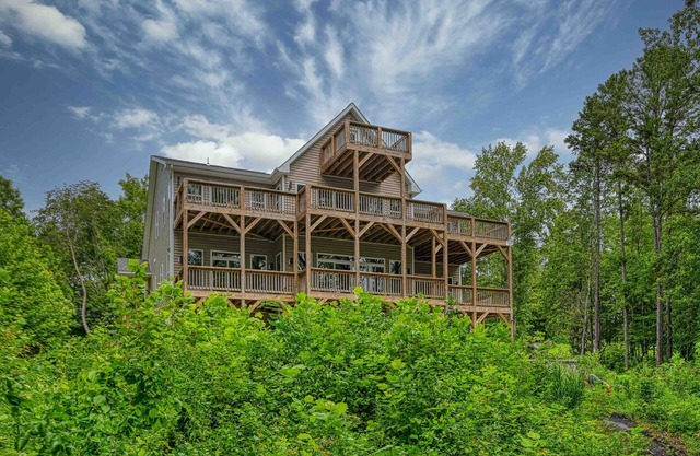 6 BD & 5.5 BA on Lake Anna home w/game room, fire pit, Free Wifi and dogs ok!