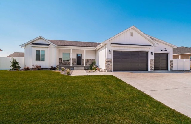6 bed 3 bath home ~ sleeps 20! w/game room, fireplace, hot tub & playground.