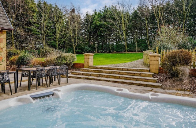 6 bedroom accommodation in Weeton, near Blackpool