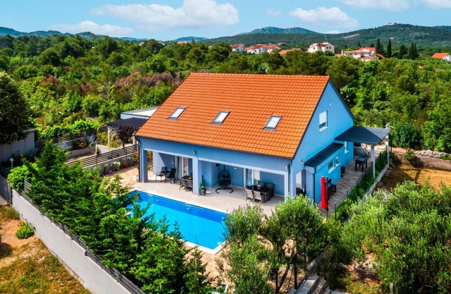 6 bedroom amazing home in Bilice