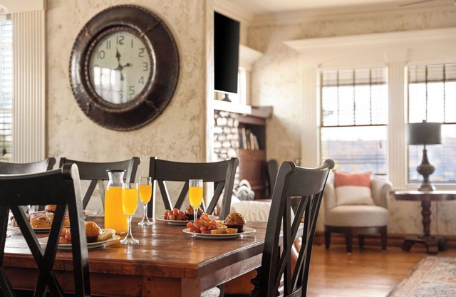 6 bedroom close to The Branson Landing! Hot tub!