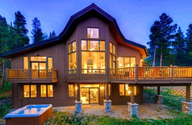 6 Bedroom Home, Minutes From Downtown Breck, Sleeps 14, Hot tub, Amazing views!