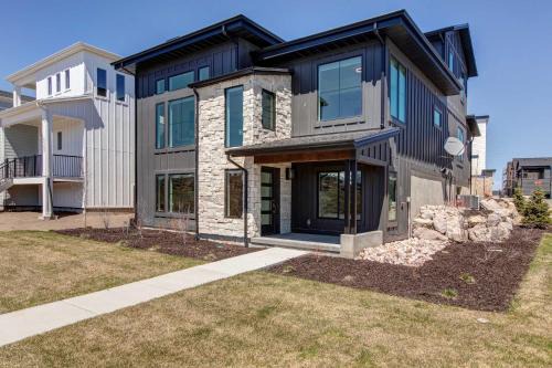 6-Bedroom House, Sleeps 25, Tesla Friendly, New Build Near PCMR, Rooftop Spa