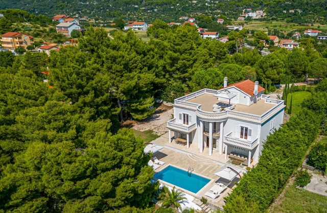 6 bedroom lovely home in Rab