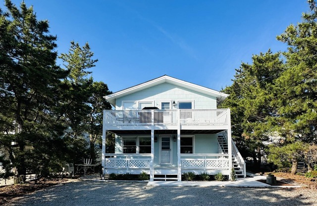 6-bedroom ocean-block renovated duplex in wonderful Barnegat Light with AC, WiFi