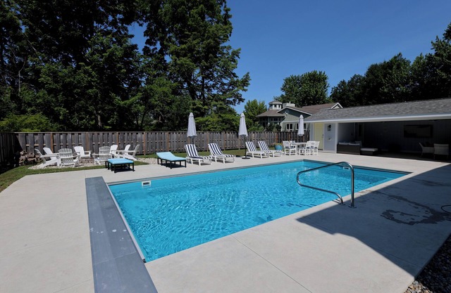 6-bedroom vacation home just a 5-minute walk to Lake Michigan