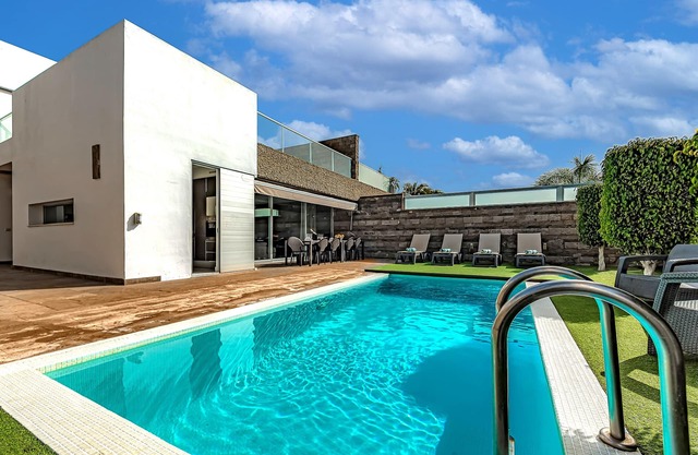 6 bedsr villa with private heated pool @30º Jacuzzi 6p. Wi-Fi, 5 min walk beach