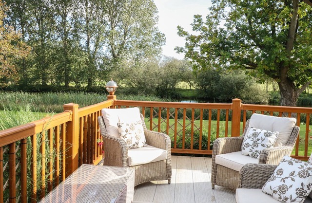 6 LAKEVIEW, pet friendly, with a garden in Reepham, Norwich