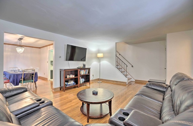 6 Mi to Dtwn: Pittsburgh Townhome w/Porch