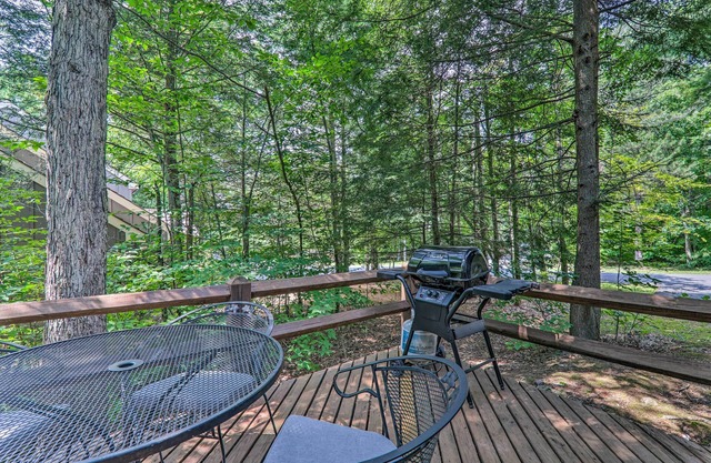 6 Mi to Lake Harmony: Quiet Getaway w/Deck!